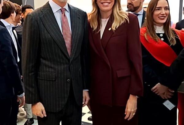 La alcaldesa de Pozuelo junto a su Majestad el Rey