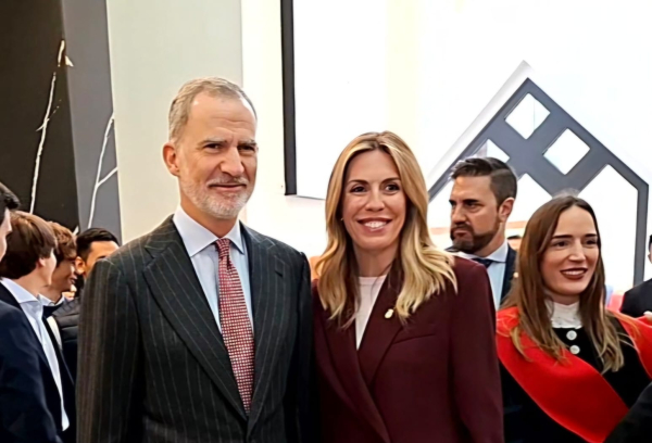 La alcaldesa de Pozuelo junto a su Majestad el Rey