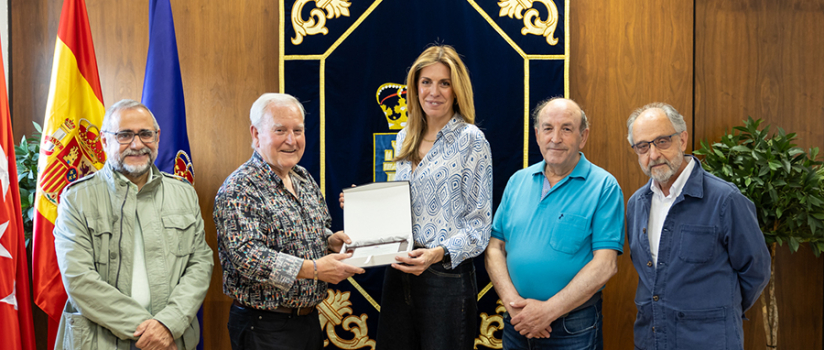 La alcaldesa, Paloma Tejero, acompañada del portavoz y coordinador del Gobierno, Félix Alba, y miembros de la junta directiva, encabezados por su presidente, Tomás Toribio. 