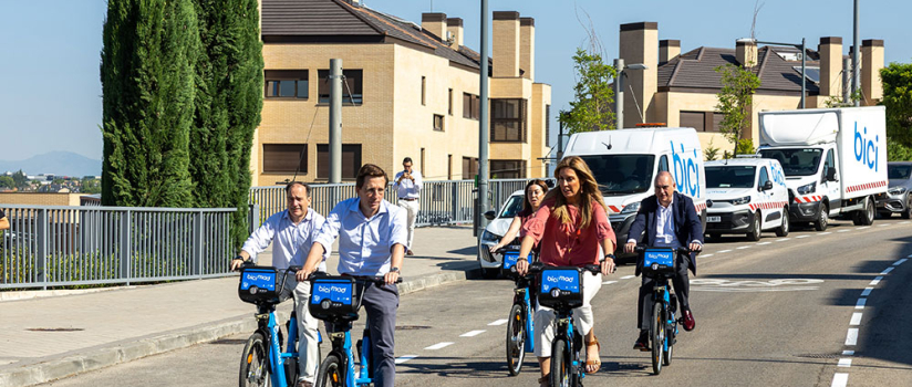 Paloma Tejero y José Luis Martínez Almeida pruebas las bicis de bicimad en Pozuelo